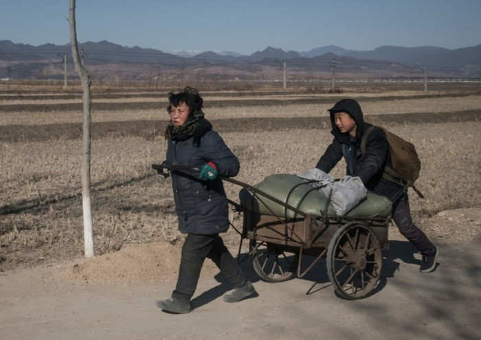 Tỉnh Hàm Kinh Bắc, Triều Tiên tháng 9/2017. Các phương tiện giao thông hiện đại rất hiếm thấy ở khu vực ngoài thủ đô Bình Nhưỡng. Tỉnh Hàm Kinh Bắc, Triều Tiên tháng 9/2017. Các phương tiện giao thông hiện đại rất hiếm thấy ở khu vực ngoài thủ đô Bình Nhưỡng