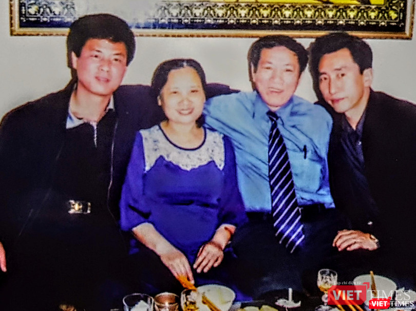 Đại tá Trần Nhung (thứ hai phải sang) cùng phu nhân trong cuộc gặp các nhà ngoại giao Triều Tiên nhân ngày Tết cổ truyền của Việt Nam cách đây nhiều năm. Đại tá Trần Nhung (thứ hai phải sang) cùng phu nhân trong cuộc gặp các nhà ngoại giao Triều Tiên nhân ngày Tết cổ truyền của Việt Nam.