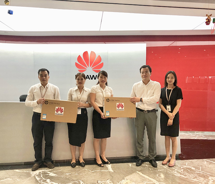 Huawei trao tặng máy tính cho các trường học ở vùng sâu, vùng xa với mong muốn góp phần bắc cây cầu số đưa các em đến với máy tính, Internet và tiếp cận các tri thức mới.
