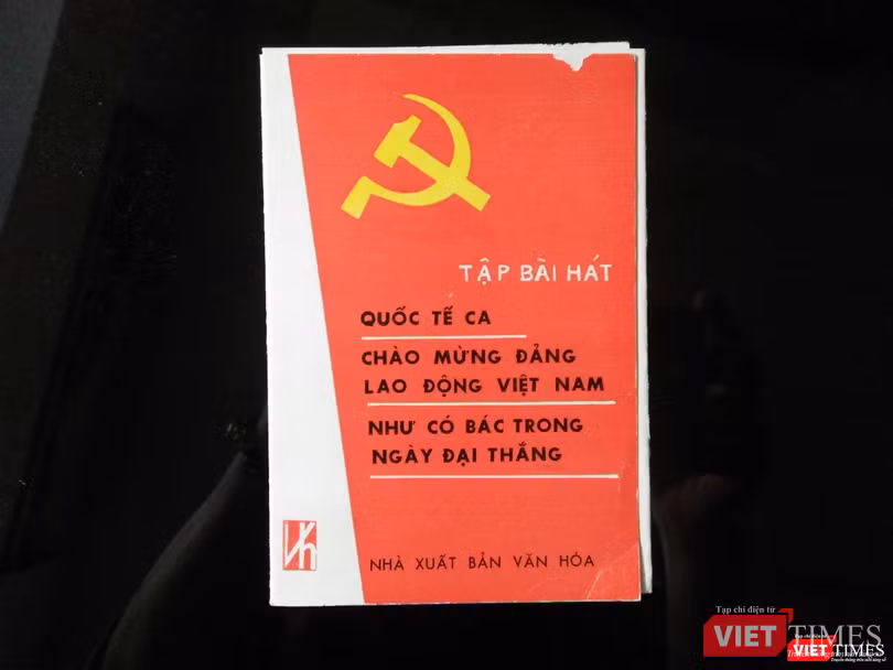 Bìa cuốn sổ bài hát đầu tiên in bài "Như có Bác trong ngày vui đại thắng". Ảnh: Thục Nhi