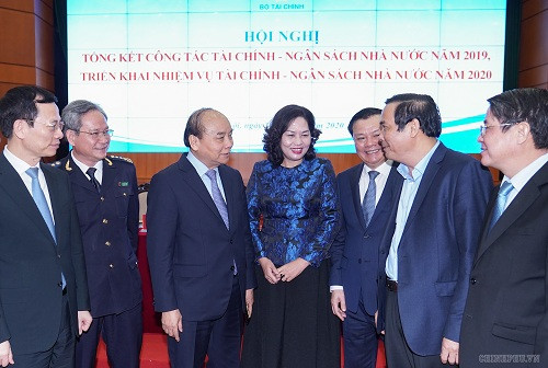 Thủ tướng gặp gỡ, trao đổi với lãnh đạo các Bộ ngành tại hội nghị.