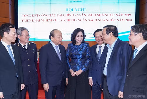 Thủ tướng gặp gỡ, trao đổi với lãnh đạo các Bộ ngành tại hội nghị.