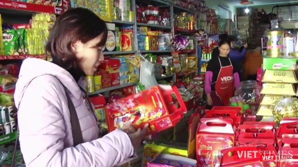 Người dân lựa chọn bánh kẹo cho dịp Tết.