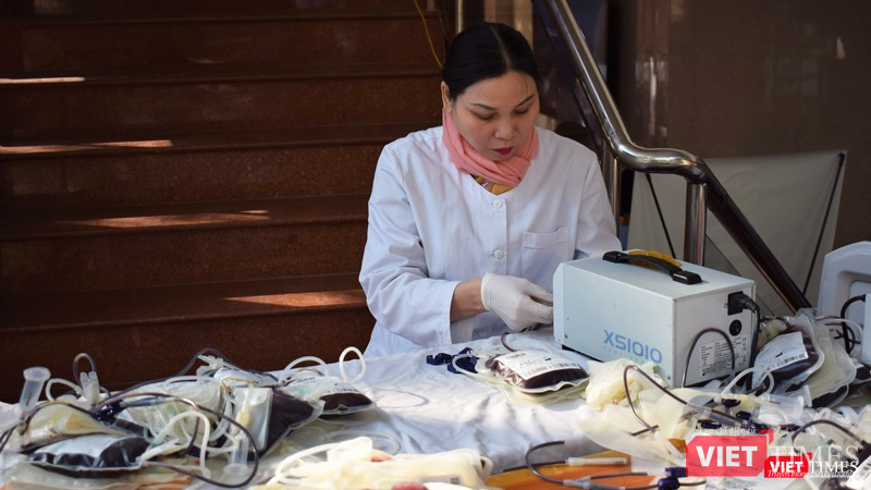 Những túi máu đầu tiên được thu về sau khi sự kiện hiến máu diễn ra khoảng 1 tiếng đồng hồ. Những túi máu đầu tiên được thu về sau khi sự kiện hiến máu diễn ra khoảng 1 tiếng đồng hồ.