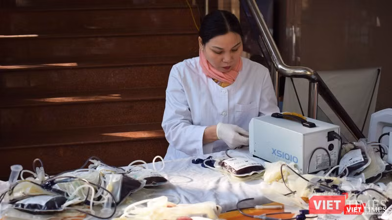 Những túi máu đầu tiên được thu về sau khi sự kiện hiến máu diễn ra khoảng 1 tiếng đồng hồ.