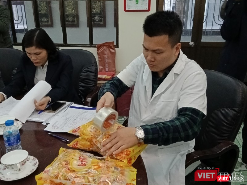 Nhân viên y tế kiểm tra ATTP tại Hà Nội.