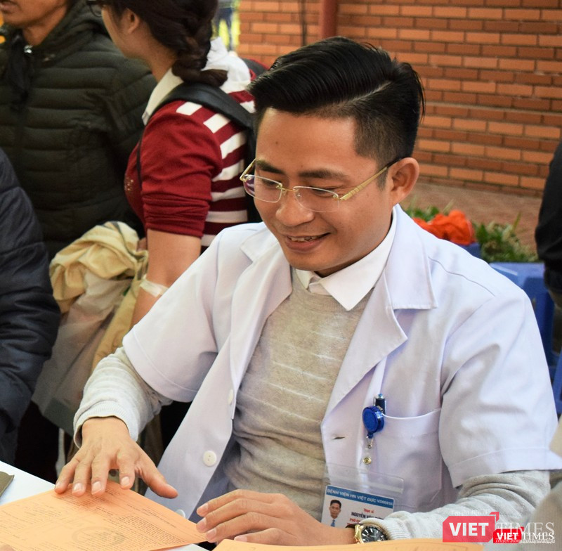 Bác sĩ đăng ký hiến máu. Bác sĩ đăng ký hiến máu.