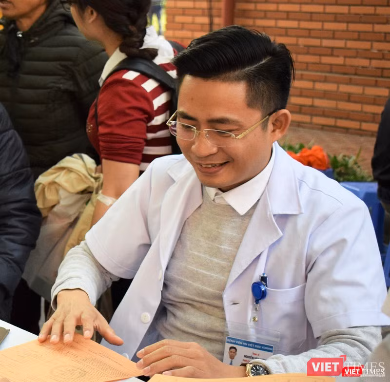 Bác sĩ đăng ký hiến máu.