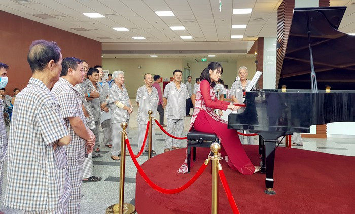 Những buổi biểu diễn âm nhạc làm cho bệnh nhân vơi đi lo lắng, căng thẳng, buồn chán sợ hãi… để họ tin tưởng y học chiến thắng bệnh tật.