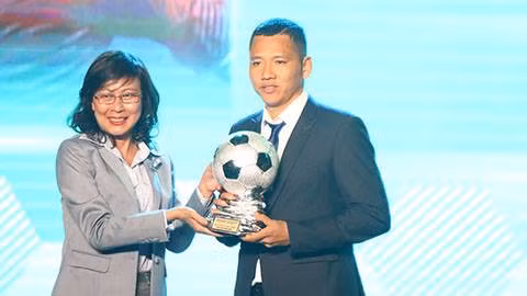 Tiền đạo Nguyễn Anh Đức nhận giải thưởng Quả bóng bạc