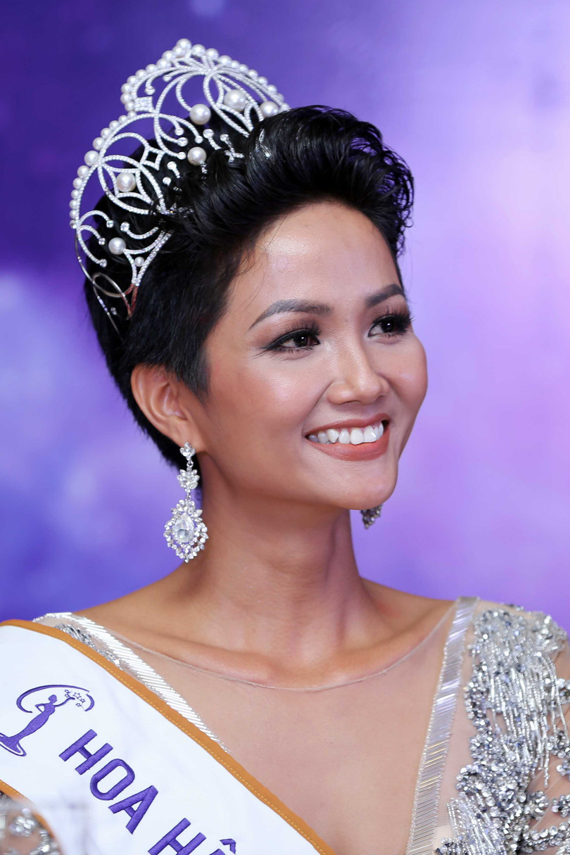 H'Hen Niê đã dành trọn 10.000 đô la tiền thưởng từ cuộc thi Miss Universe vào các hoạt động xã hội tại Việt Nam H'Hen Niê đã dành trọn 10.000 đô la tiền thưởng từ cuộc thi Miss Universe vào các hoạt động xã hội tại Việt Nam