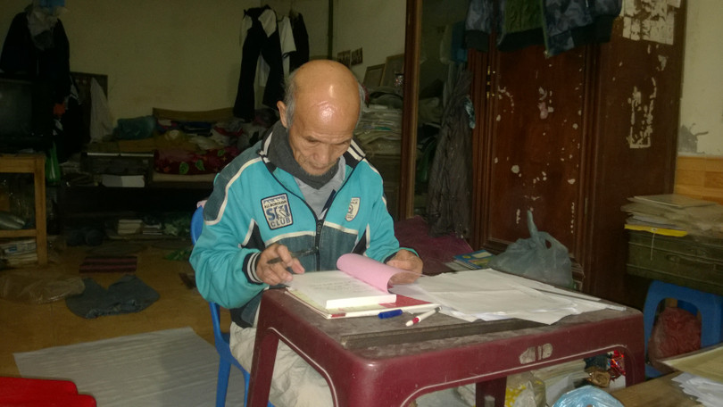 Hàng ngày cụ sinh viên này vẫn miệt mài đèn sách.