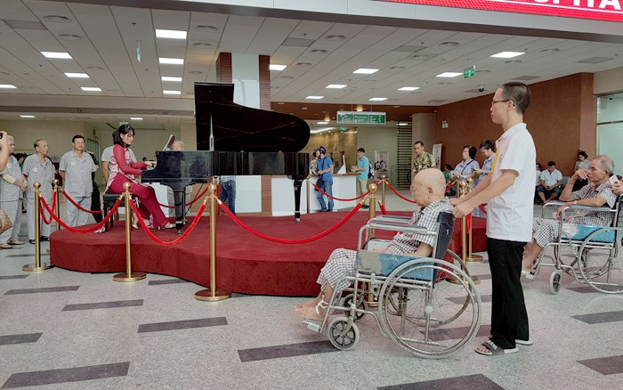 Âm nhạc không chỉ giúp cho người bệnh bớt lo âu, mà còn tạo cho các nhân viên y tế có một môi trường văn hóa, giúp họ bớt căng thẳng trong quá trình làm việc.