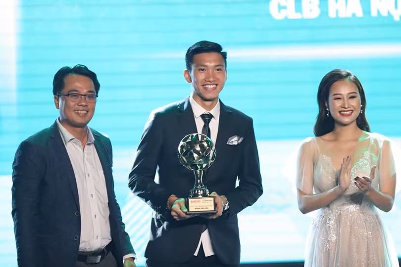 Đoàn Văn Hậu (CLB Hà Nội) nhận phần thưởng Cầu thủ nam trẻ xuất sắc nhất