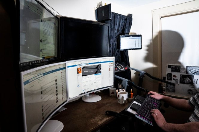 Bàn làm việc của Christopher Blair, 46 tuổi, ở bang Maine (Mỹ), nơi anh ta “chế” tin giả để kiếm sống. Ảnh: The Washington Post Bàn làm việc của Christopher Blair, 46 tuổi, ở bang Maine (Mỹ), nơi anh ta “chế” tin giả để kiếm sống. Ảnh: The Washington Post