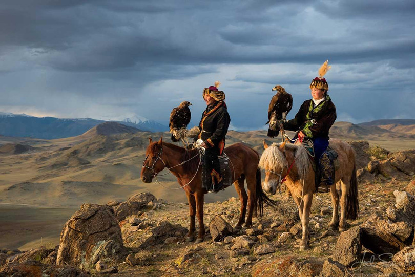 Chim đại bàng – loài chim được gọi là “thủ lĩnh bầu trời” ở Mông Cổ, từ 4000 năm nay luôn được nuôi dưỡng và huấn luyệ để trở thành bạn đồng hành của những thợ săn người Kyrgyz và Kazakhs. Họ thường sống xung quanh dãy Altai bởi chim đại bàng dễ bị bệnh khi gặp phải nhiều tiếng ồn. Chim đại bàng – loài chim được gọi là “thủ lĩnh bầu trời” ở Mông Cổ, từ 4000 năm nay luôn được nuôi dưỡng và huấn luyệ để trở thành bạn đồng hành của những thợ săn người Kyrgyz và Kazakhs. Họ thường sống xung quanh dãy Altai bởi chim đại bàng dễ bị bệnh khi gặp phải nhiều tiếng ồn.