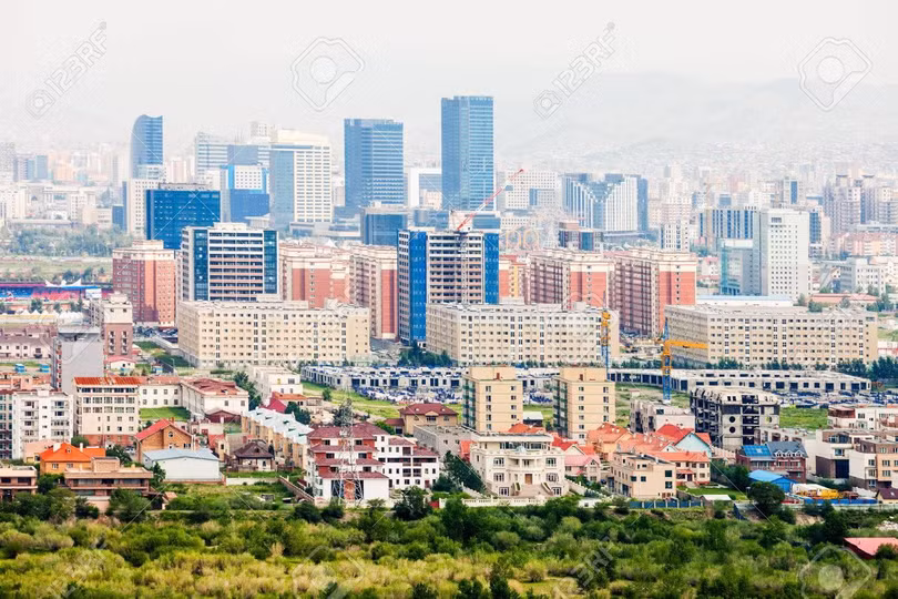 Đa số người Mông Cổ đã được chuyển đến sống trong các khu chung cư có đầy đủ điện nước và các tiện nghi.