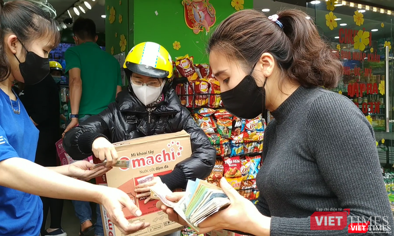 Tình trạng người dân đổ ra đường mua thực phẩm tích trữ đã được Chính phủ xử lý nhanh chóng. Ảnh: Anh Lê.