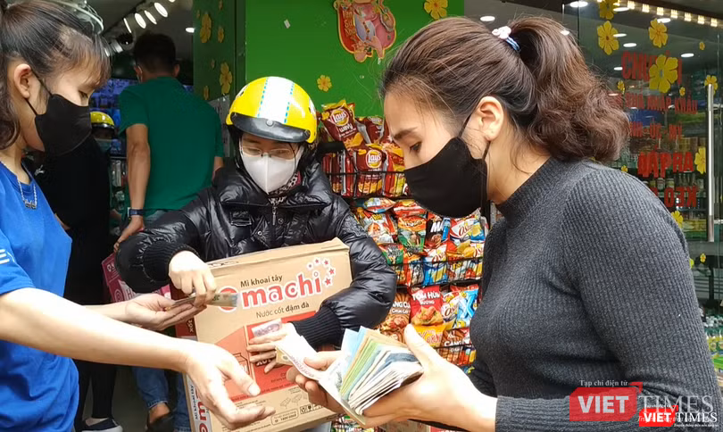 Tình trạng người dân đổ ra đường mua thực phẩm tích trữ đã được Chính phủ xử lý nhanh chóng. Ảnh: Anh Lê. Tình trạng người dân đổ ra đường mua thực phẩm tích trữ đã được Chính phủ xử lý nhanh chóng. Ảnh: Anh Lê.