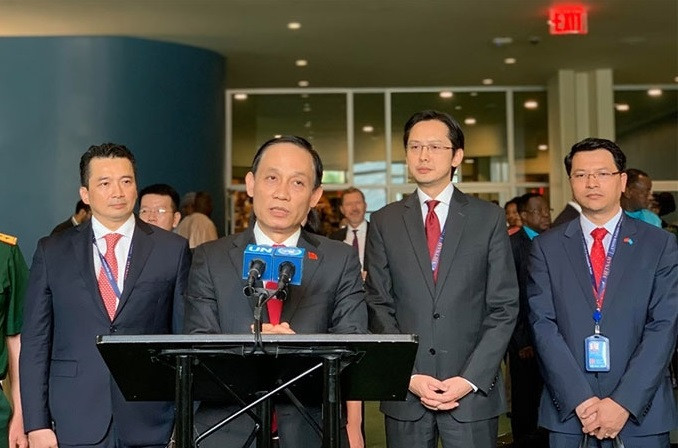 Phát biểu tại trụ sở LHQ, Thứ trưởng Bộ Ngoại giao Lê Hoài Trung cho biết, Việt Nam sẽ thúc đẩy quyền lợi của phụ nữ, trẻ em và vai trò của họ trong chống chiến tranh và xây dựng hòa bình. Phát biểu tại trụ sở LHQ, Thứ trưởng Bộ Ngoại giao Lê Hoài Trung cho biết, Việt Nam sẽ thúc đẩy quyền lợi của phụ nữ, trẻ em và vai trò của họ trong chống chiến tranh và xây dựng hòa bình.