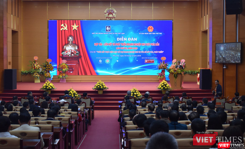 Toàn cảnh diễn đàn Hợp tác - Liên kết và Phát triển doanh nghiệp khu vực phía Bắc, lần thứ XII, với Chủ đề: “Thúc đẩy thực hiện Luật Hỗ trợ doanh nghiệp nhỏ và vừa để bứt phá, phát triển” vừa được tổ chức tại TP. Việt Trì, Phú Thọ hôm nay (18/12). Toàn cảnh diễn đàn Hợp tác - Liên kết và Phát triển doanh nghiệp khu vực phía Bắc, lần thứ XII, với Chủ đề: “Thúc đẩy thực hiện Luật Hỗ trợ doanh nghiệp nhỏ và vừa để bứt phá, phát triển” vừa được tổ chức tại TP. Việt Trì, Phú Thọ hôm nay (18/12).