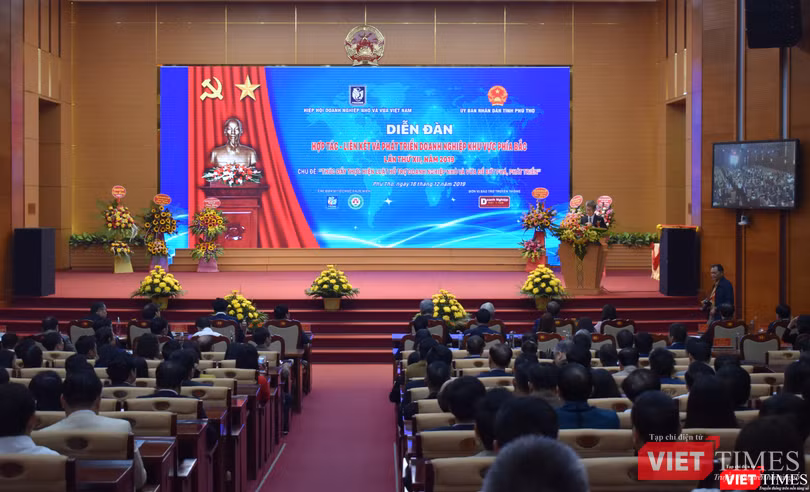 Toàn cảnh diễn đàn Hợp tác - Liên kết và Phát triển doanh nghiệp khu vực phía Bắc, lần thứ XII, với Chủ đề: “Thúc đẩy thực hiện Luật Hỗ trợ doanh nghiệp nhỏ và vừa để bứt phá, phát triển” vừa được tổ chức tại TP. Việt Trì, Phú Thọ hôm nay (18/12).