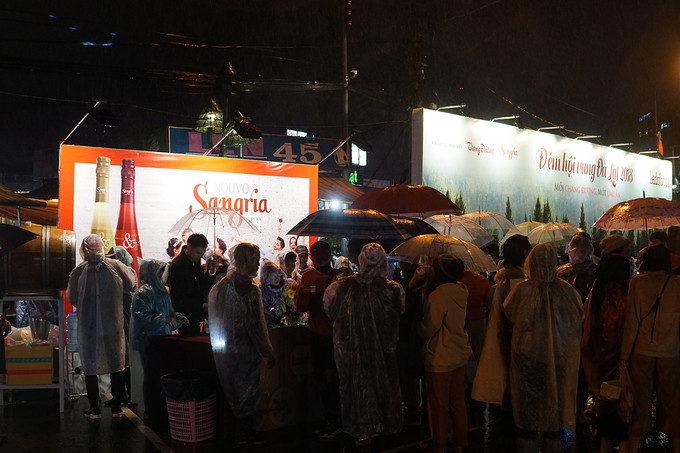 Hàng nghìn du khách đội mưa đi chơi ngày lễ ở Đà Lạt