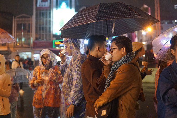 Hàng nghìn du khách đội mưa đi chơi ngày lễ ở Đà Lạt