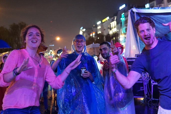 Hàng nghìn du khách đội mưa đi chơi ngày lễ ở Đà Lạt