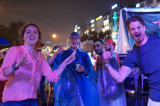 Hàng nghìn du khách đội mưa đi chơi ngày lễ ở Đà Lạt