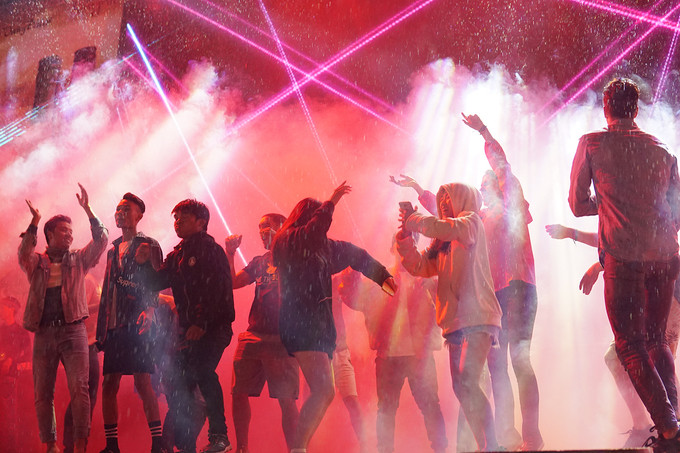 Hàng nghìn du khách đội mưa đi chơi ngày lễ ở Đà Lạt