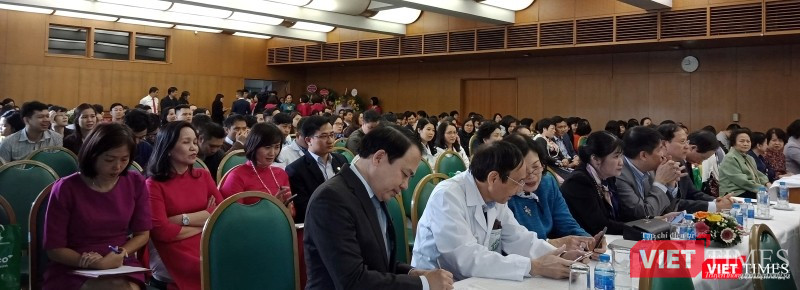 Rất đông chuyên gia về sản phụ khoa và hỗ trợ sinh sản tham dự hội nghị tại Bệnh viện Bạch Mai sáng 29/11.