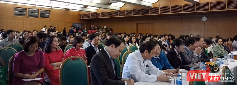 Rất đông chuyên gia về sản phụ khoa và hỗ trợ sinh sản tham dự hội nghị tại Bệnh viện Bạch Mai sáng 29/11.