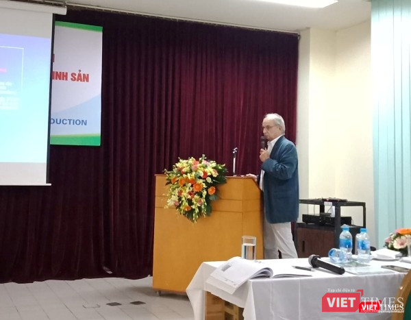 Chuyên gia nước ngoài làm việc tại Hội nghị