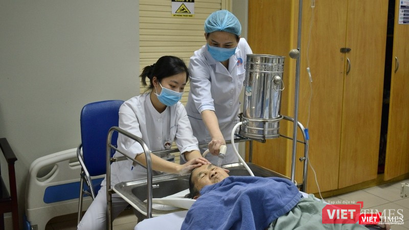 Một trong những bệnh nhân đầu tiên được gội đầu tại Khoa Khám, chữa bệnh theo yêu cầu.