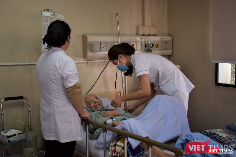 Kiểm tra ống dẫn truyền dịch cho bệnh nhân.