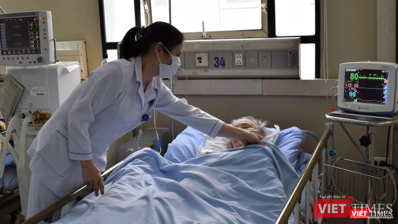 Sau khi vệ sinh thân thể, nhóm điều dưỡng đắp cho bệnh nhân một chiếc chăn mới.