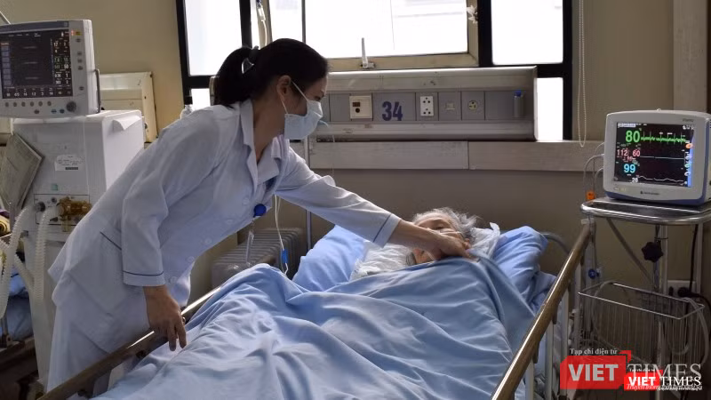 Sau khi vệ sinh thân thể, nhóm điều dưỡng đắp cho bệnh nhân một chiếc chăn mới.