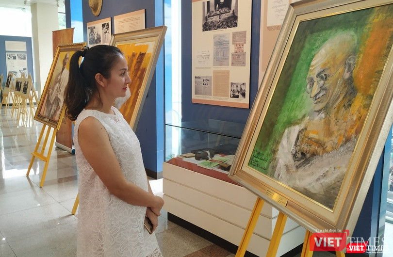 Những bức tranh về Mahatma Gandhi của họa sĩ Việt Nam được các khách tham dự quan tâm.