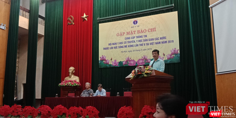 Các chuyên gia của Bộ Y tế trả lời câu hỏi của phóng viên