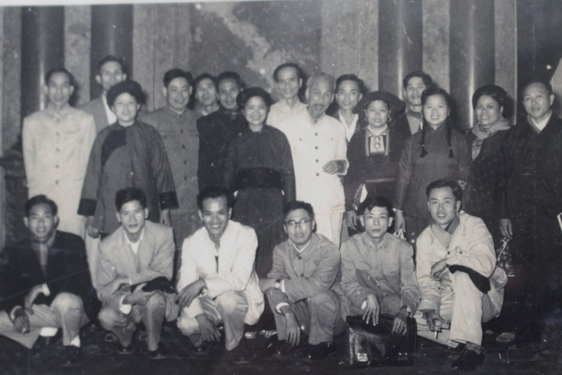 Ngày 20/1/1948 Hồ Chí Minh ký Sắc lệnh số 111 phong quân hàm Thiếu tướng cho Chu Văn Tấn (người đứng hàng sau cùng, thứ 3 từ trái sang)