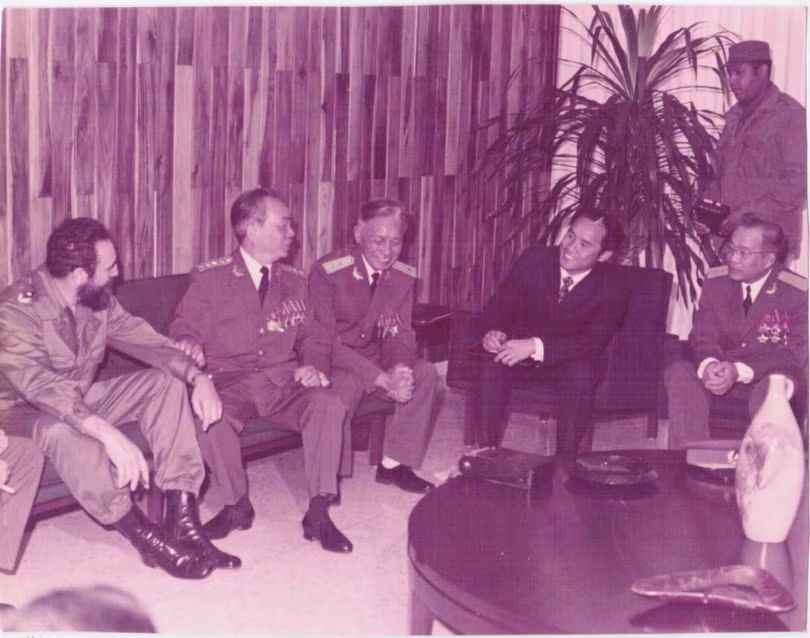 Đại tướng Võ Nguyên Giáp tiếp đón và trò chuyện cùng Fidel (Ảnh TTXVN) Đại tướng Võ Nguyên Giáp tiếp đón và trò chuyện cùng Fidel (Ảnh TTXVN)