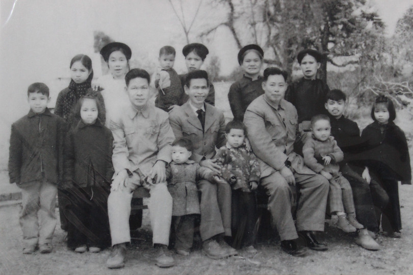 Gia đình Thượng tướng Chu Văn Tấn (ông Tấn hàng trên, bìa phải)