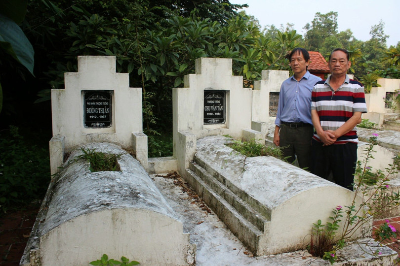 Mộ phần của vợ chồng Thượng tướng Chu Văn Tấn ở quê nhà (bên mộ: Võ Điện Biên và Chu Thành, từ trái qua): ảnh Minh Quang.