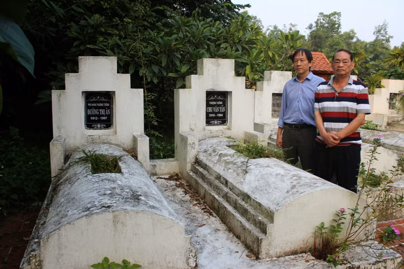 Mộ phần của vợ chồng Thượng tướng Chu Văn Tấn ở quê nhà (bên mộ: Võ Điện Biên và Chu Thành, từ trái qua): ảnh Minh Quang.