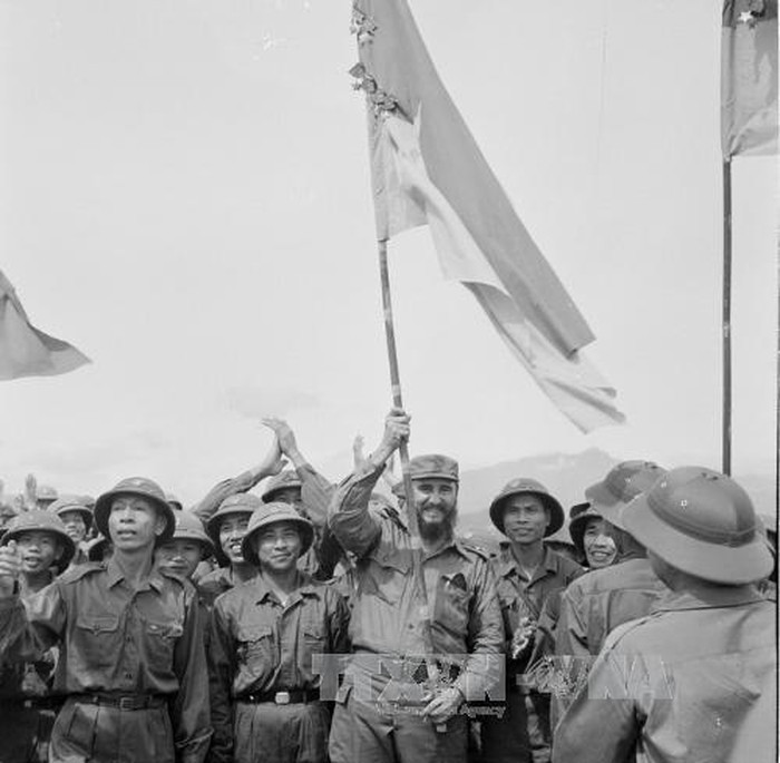Fidel đã phất cao lá cờ của Mặt trận Dân tộc Giải phóng miền Nam Việt Nam, giọng dõng dạc: “Các đồng chí hãy đem lá cờ bách chiến bách thắng này cắm giữa Sài Gòn!”. Và chưa đầy hai năm sau, điều đó đã trở thành sự thật. Fidel đã phất cao lá cờ của Mặt trận Dân tộc Giải phóng miền Nam Việt Nam, giọng dõng dạc: “Các đồng chí hãy đem lá cờ bách chiến bách thắng này cắm giữa Sài Gòn!”. Và chưa đầy hai năm sau, điều đó đã trở thành sự thật.