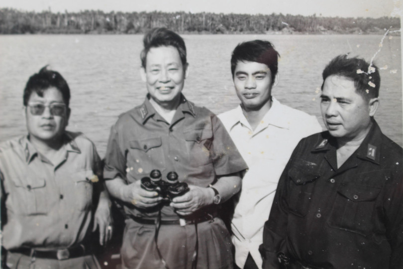 Tướng Chu Văn Tấn (người cầm ống nhòm)