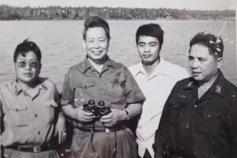 Tướng Chu Văn Tấn (người cầm ống nhòm)