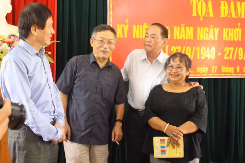 Con của 4 vị có vai trò to lớn trong cuộc khởi nghĩa bắc Sơn: con trai út Đại tướng Võ Nguyên Giáp, con trai đồng chí Trần Đăng Ninh, con trai Thượng tướng Chu Văn Tấn và con gái đồng chí Hoàng Quốc Việt tại một cuộc tọa đàm về khởi nghĩa Bắc Sơn.