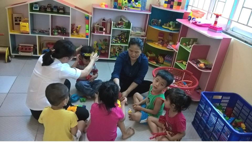 Là người tình nguyện chăm sóc trẻ nhưng chị Luyến (áo xanh) làm đủ mọi việc, đóng đủ các vai. Khi thì nấu ăn, dọn dẹp, giặt giũ, vệ sinh; khi thì trồng rau, chăn nuôi, rồi thì trực tiếp hướng dẫn các cháu làm những việc phù hợp với lứa tuổi,